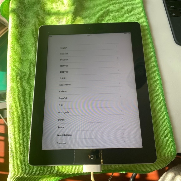 Apple iPad 2 A1395 9.7 Inch Silver Dual Core 16 GB Touchscreen Wi-Fi Tab… - Picture 1 of 6